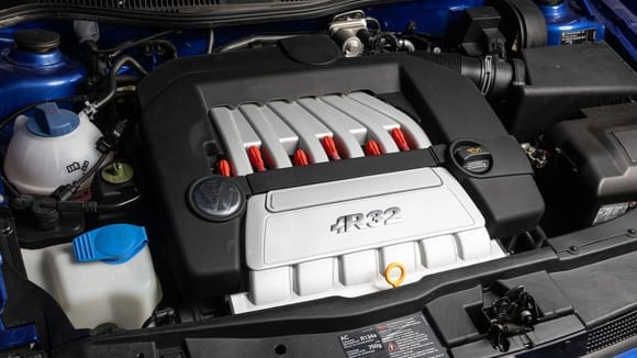 Le moteur VR6 de 3,2 litres et 241 ch de la Golf Mk4 R32.