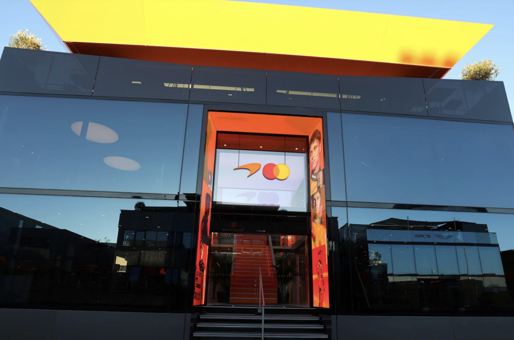 Le centre d’accueil itinérant de McLaren dans le paddock, avec son entrée lumineuse couleur papaye.