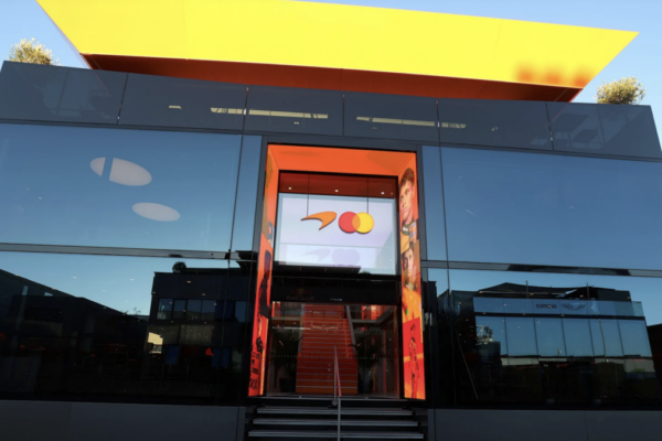 Le centre d’accueil itinérant de McLaren dans le paddock, avec son entrée lumineuse couleur papaye.