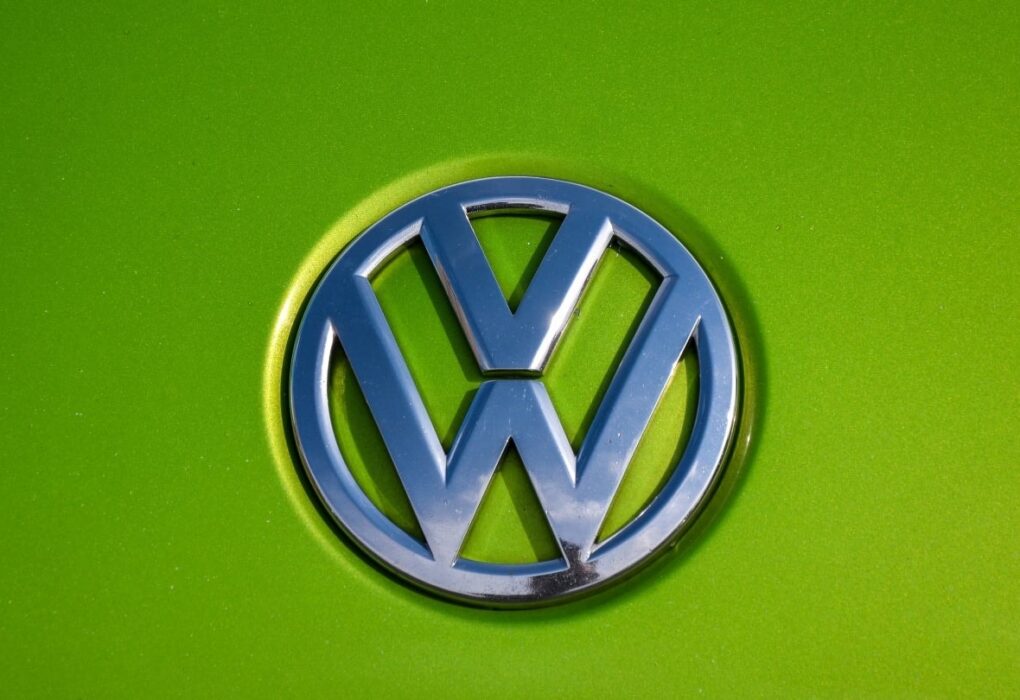 Logo Volkswagen sur la façade d'un bâtiment du constructeur automobile.