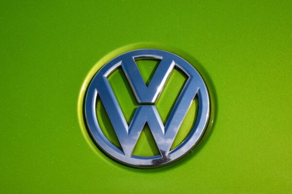 Logo Volkswagen sur la façade d'un bâtiment du constructeur automobile.