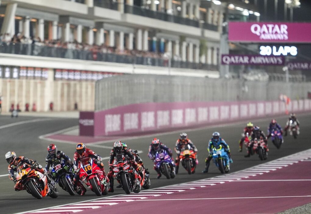 Des pilotes de MotoGP en piste sur le circuit de Losail au Qatar.
