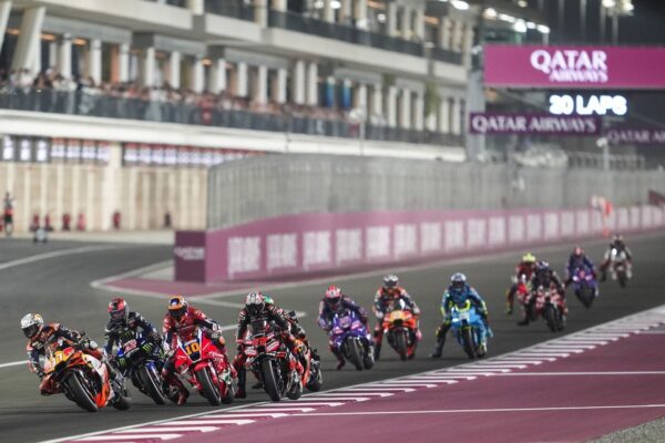 Des pilotes de MotoGP en piste sur le circuit de Losail au Qatar.