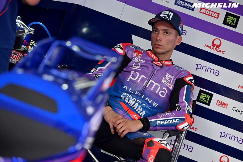 Toprak Razgatlioglu au guidon de sa Yamaha en MotoGP.