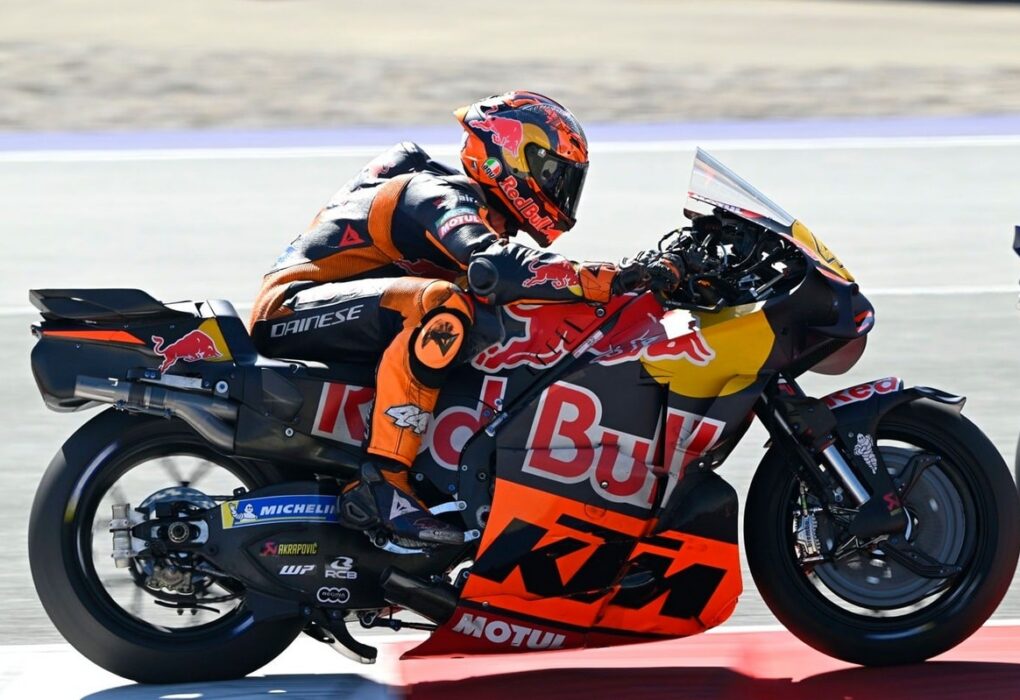 Pedro Acosta au guidon de sa KTM RC16 en MotoGP.