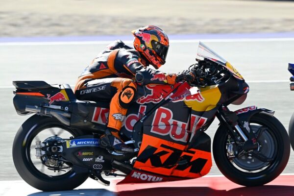 Pedro Acosta au guidon de sa KTM RC16 en MotoGP.