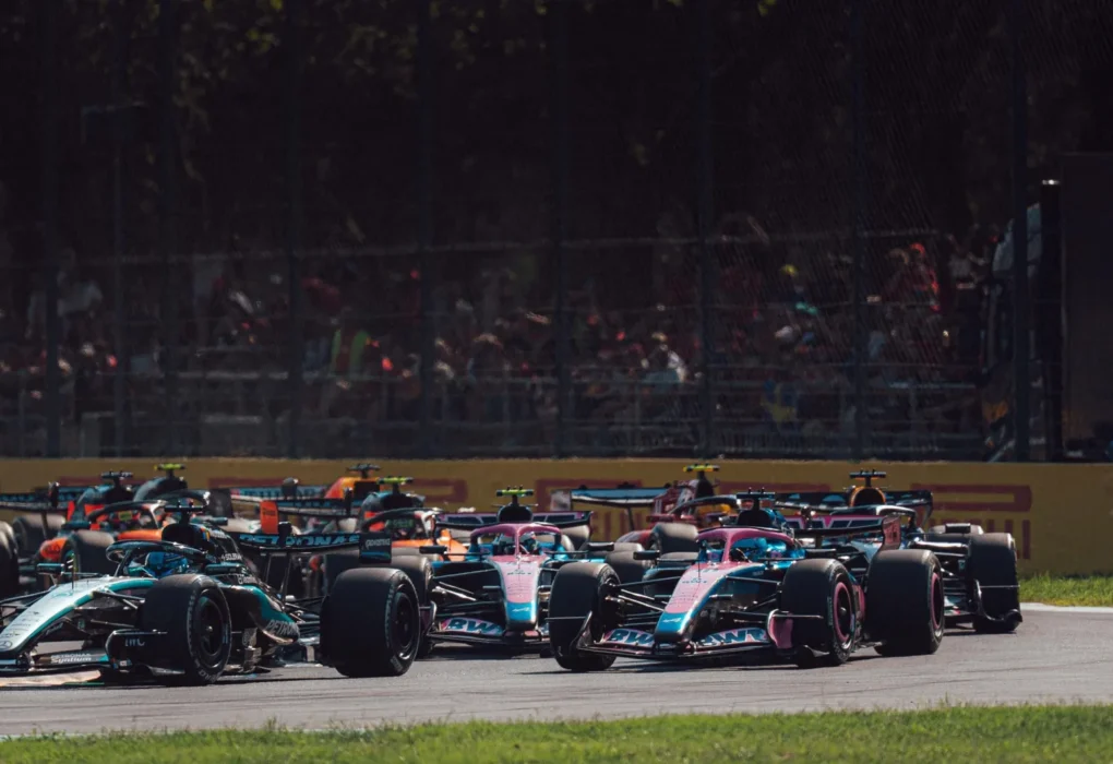 Des monoplaces de Formule 1 en course sur un circuit.