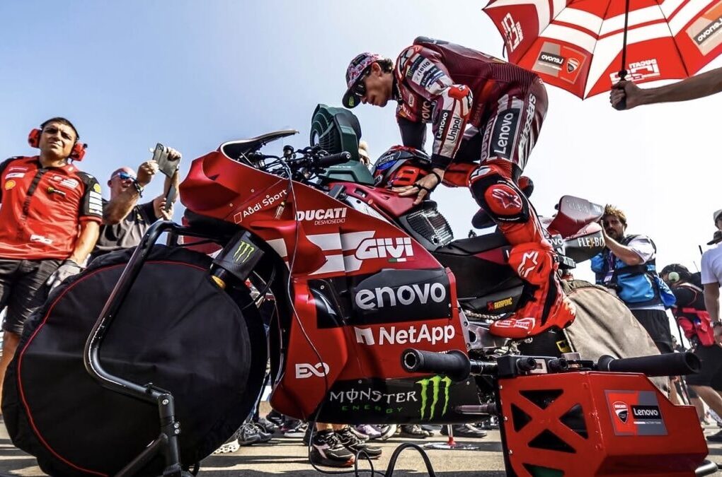 Marc Marquez et Pedro Acosta en piste lors du Grand Prix d’Indonésie à Mandalika.