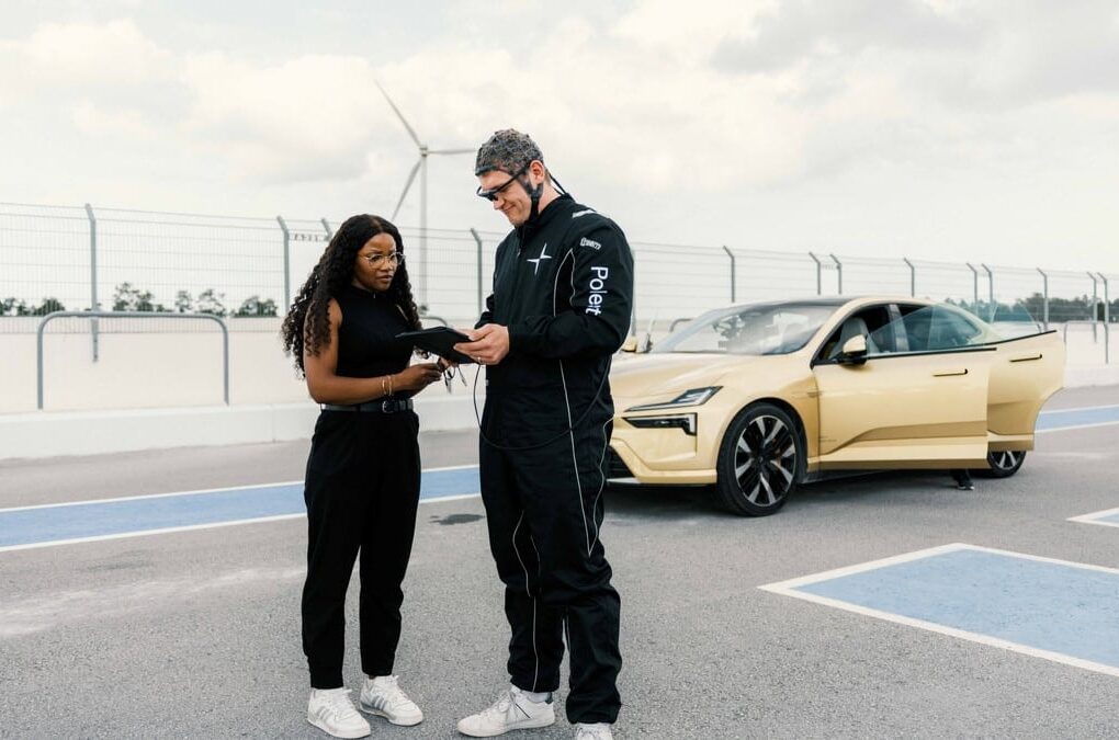 Une Polestar 4 sur circuit lors d’une étude consacrée aux sensations de conduite.