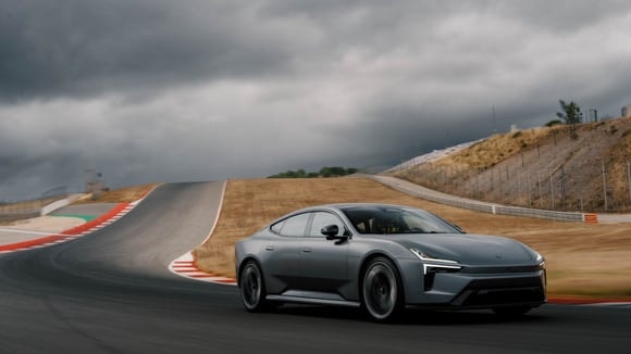 Des Polestar 4 roulent sur circuit à allure normale puis soutenue.