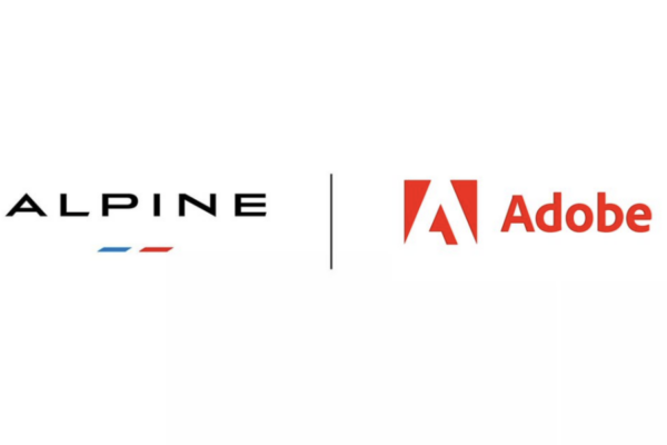Une monoplace Alpine de Formule 1 portant les logos de ses partenaires.
