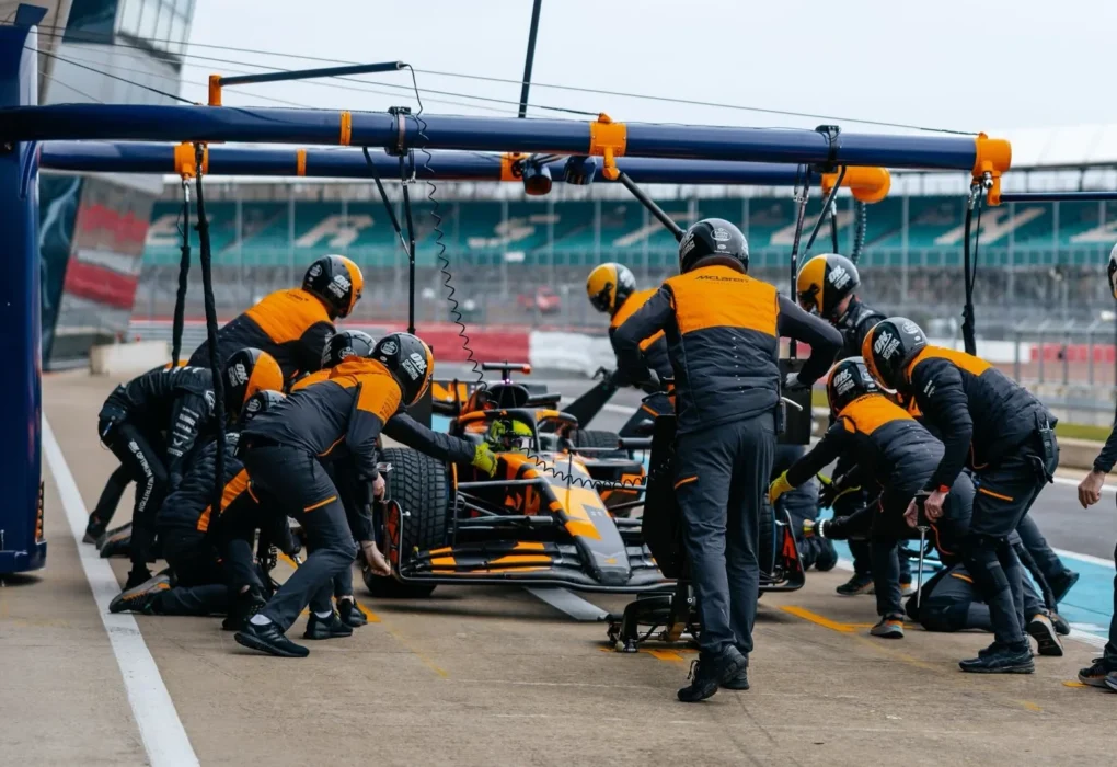 Leonardo Fornaroli au volant de la McLaren MCL39 lors d'un roulage au Paul Ricard.