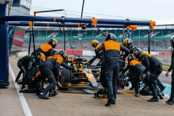 Leonardo Fornaroli au volant de la McLaren MCL39 lors d'un roulage au Paul Ricard.