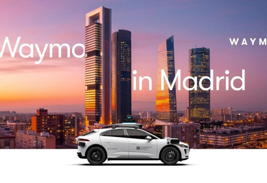 Un Jaguar I-PACE électrique équipé du système de conduite autonome Waymo.
