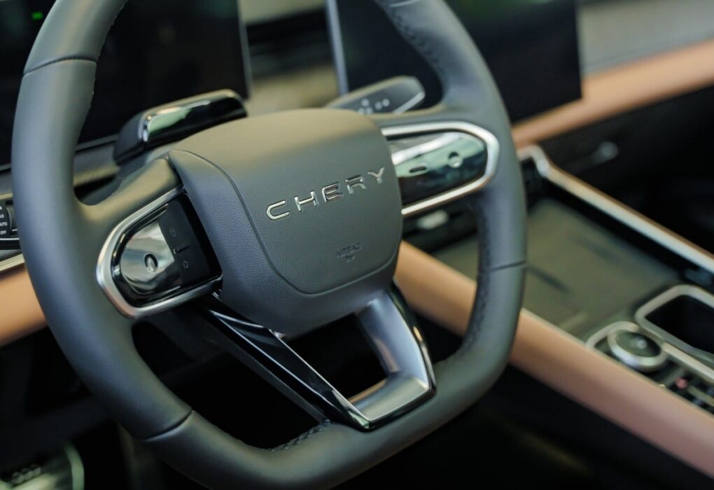 Le SUV compact Omoda 4 présenté sur un stand automobile.