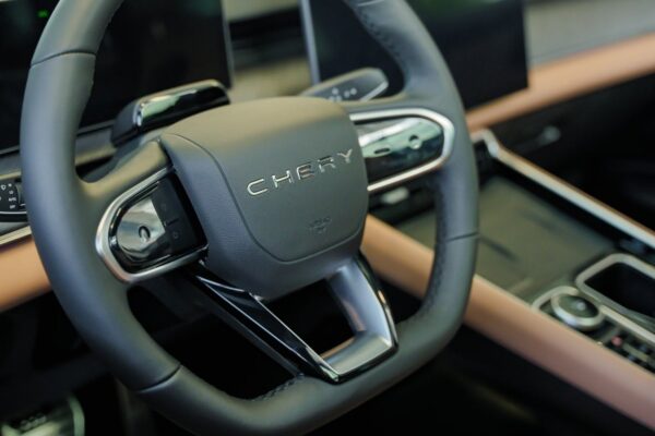 Le SUV compact Omoda 4 présenté sur un stand automobile.