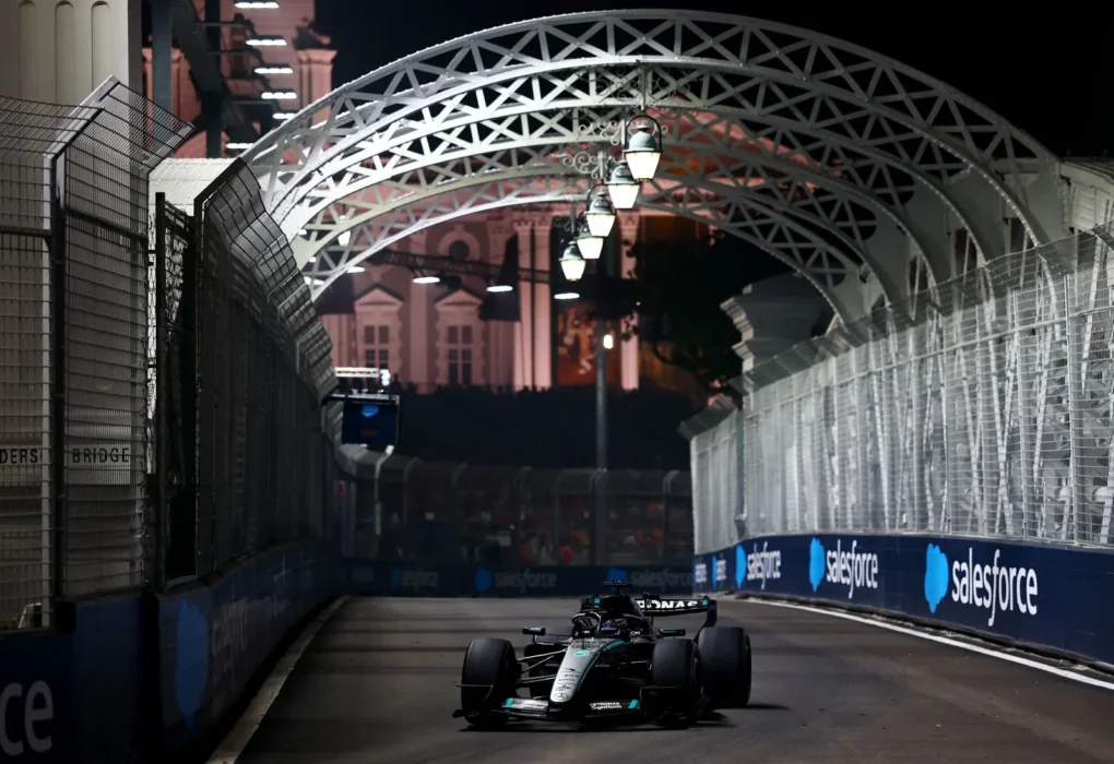 Une monoplace Mercedes en piste lors d'un Grand Prix de Formule 1.