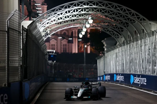 Une monoplace Mercedes en piste lors d'un Grand Prix de Formule 1.