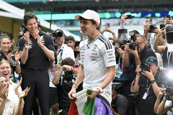 Kimi Antonelli au volant d’une monoplace Mercedes de Formule 1 lors d’une séance de roulage.