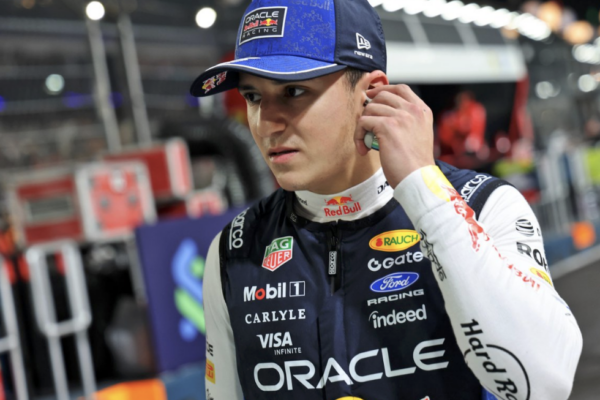 Isack Hadjar au volant de sa Red Bull sur le circuit urbain de Singapour.