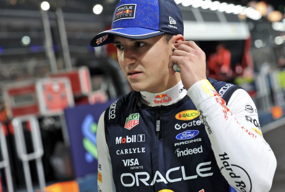 Isack Hadjar au volant de sa Red Bull sur le circuit urbain de Singapour.