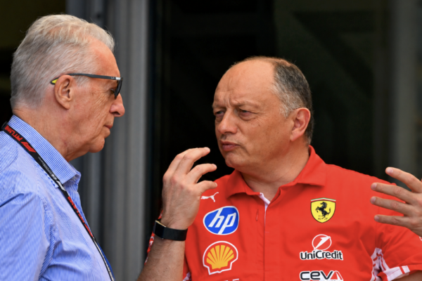 Piero Ferrari, vice-président de Ferrari, dont les propos soulignent l’exigence de résultats pour la Scuderia.