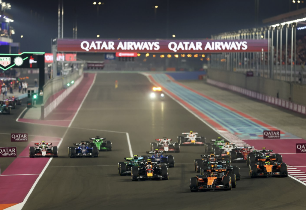 Des monoplaces de F1 sur un circuit accueillant une course dans le Golfe.
