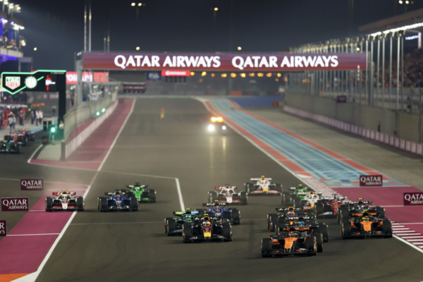 Des monoplaces de F1 sur un circuit accueillant une course dans le Golfe.