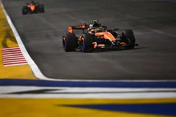 Une monoplace McLaren sur le circuit d'Austin lors du GP des États-Unis.