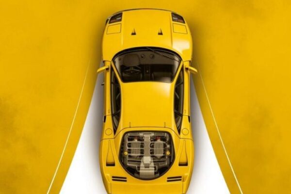 Des automobiles de collection exposées dans un salon dédié aux véhicules anciens.