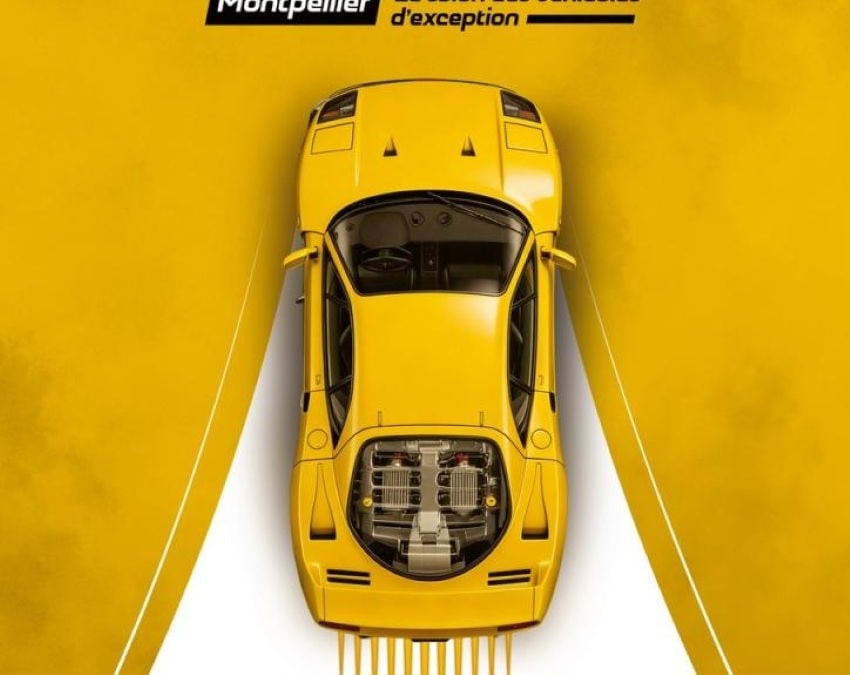 Des automobiles de collection exposées dans un salon dédié aux véhicules anciens.