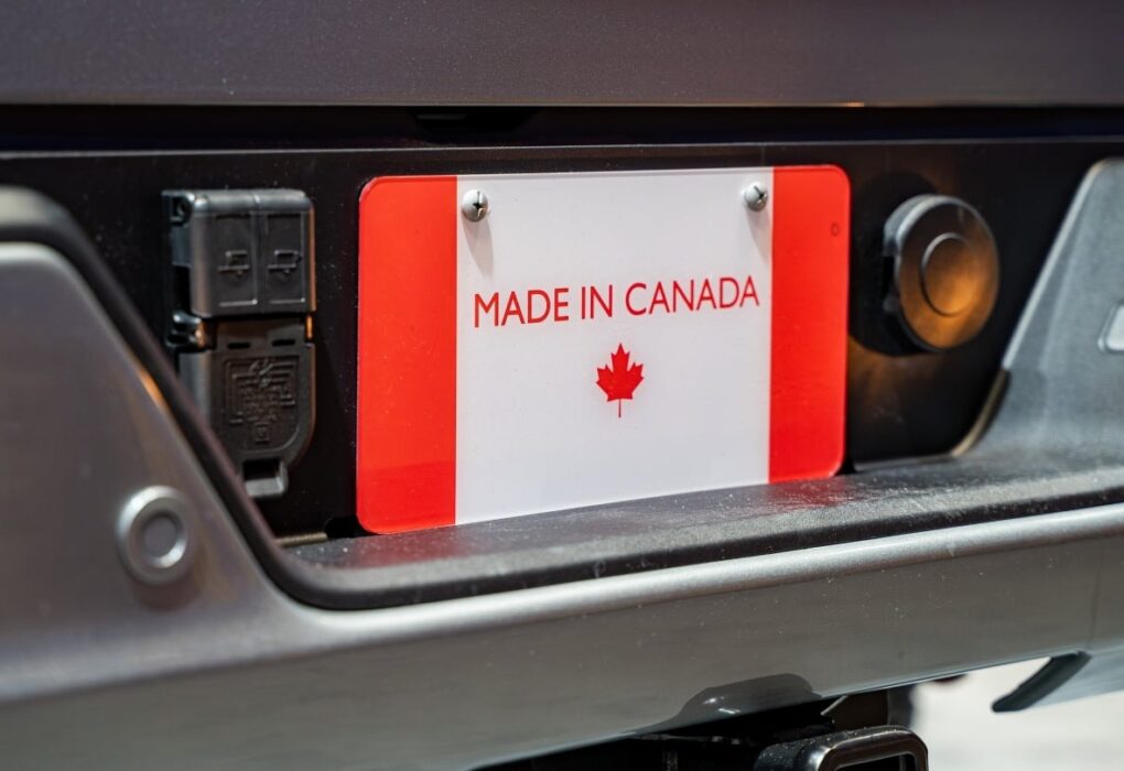 Une ligne d’assemblage automobile dans une usine au Canada.