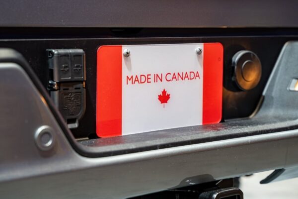 Une ligne d’assemblage automobile dans une usine au Canada.
