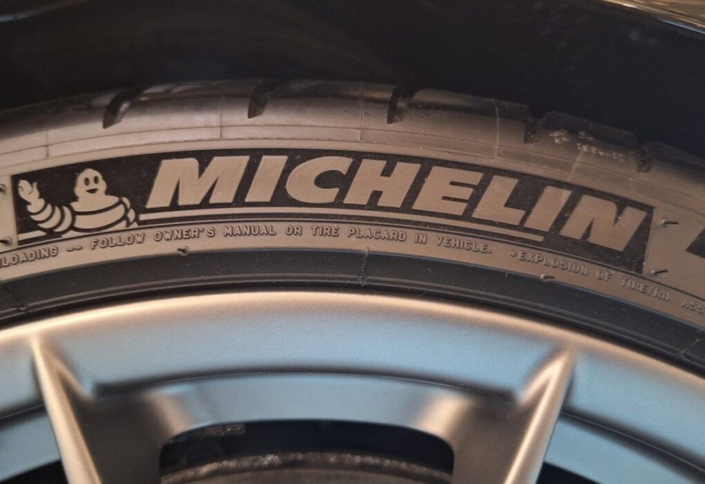 Pneumatiques de marque Michelin présentés côte à côte.