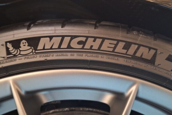 Pneumatiques de marque Michelin présentés côte à côte.