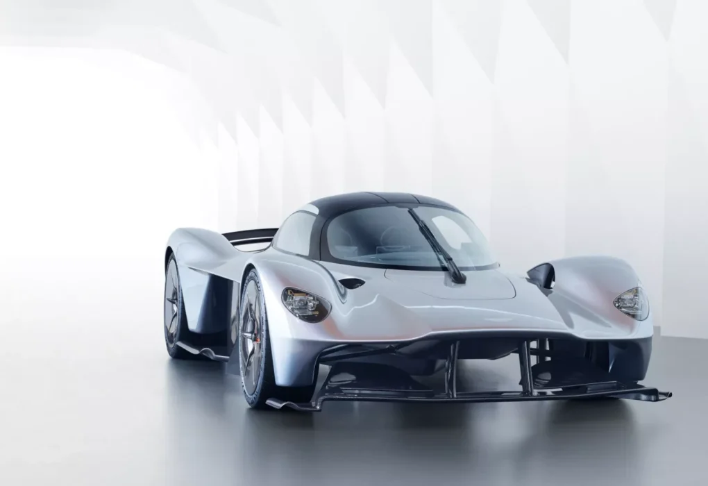 Une monoplace de Formule 1 dans un atelier d’écurie.