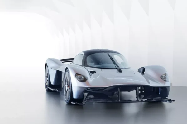 Une monoplace de Formule 1 dans un atelier d’écurie.