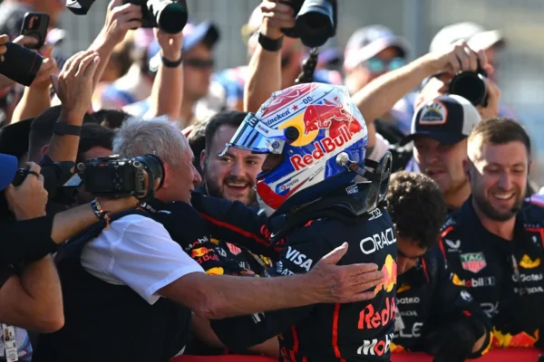 Helmut Marko et Christian Horner, deux figures de l'ascension de Red Bull en Formule 1.