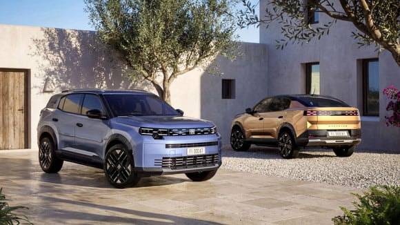 Les Fiat Grizzly (en bleu) et Grizzly Fastback (en jaune).