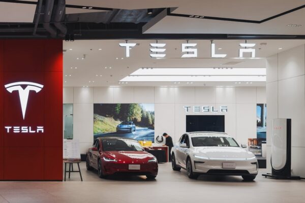 Le logo Tesla sur un véhicule du constructeur automobile.