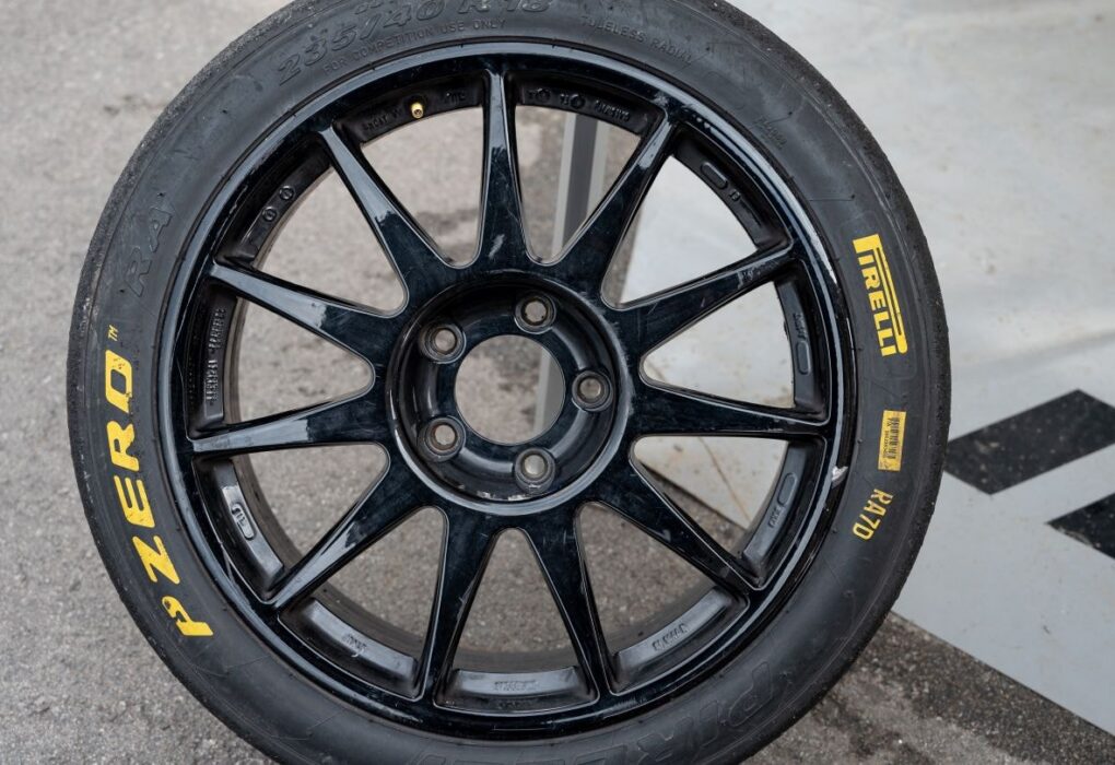 Des pneus pour voitures particulières de la marque Pirelli.