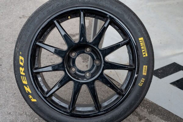 Des pneus pour voitures particulières de la marque Pirelli.