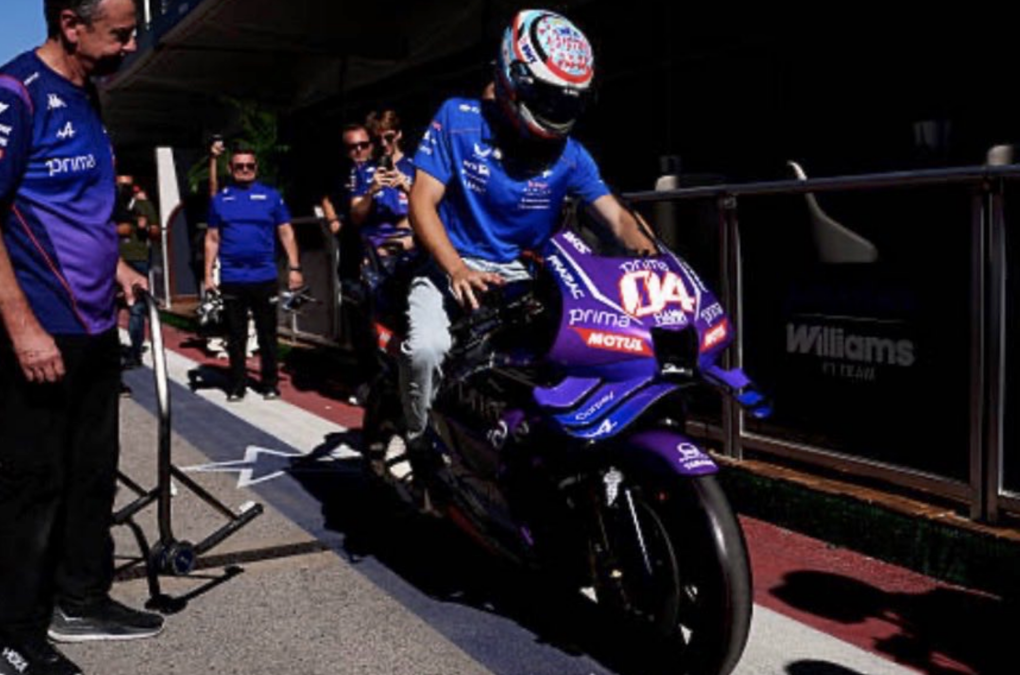 Franco Colapinto installé sur une Yamaha aux couleurs de Prima Pramac dans le paddock d’Austin.