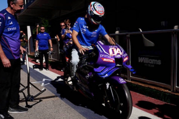 Franco Colapinto installé sur une Yamaha aux couleurs de Prima Pramac dans le paddock d’Austin.