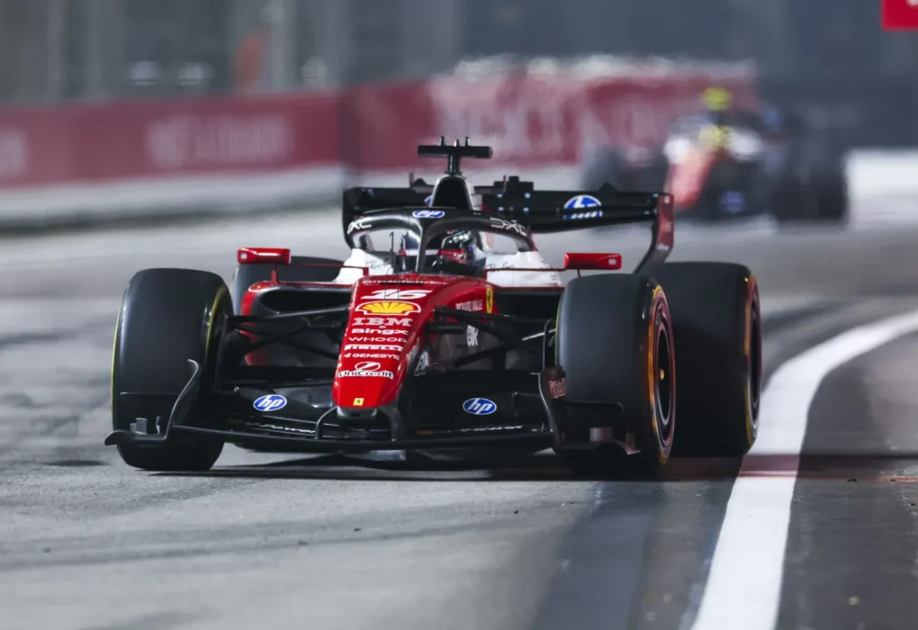 Charles Leclerc dans le paddock de Formule 1.