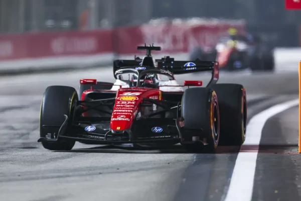 Charles Leclerc dans le paddock de Formule 1.