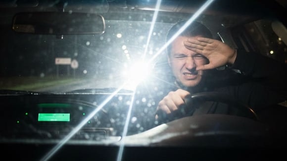 86 % des automobilistes interrogés sont régulièrement éblouis par les phares la nuit.