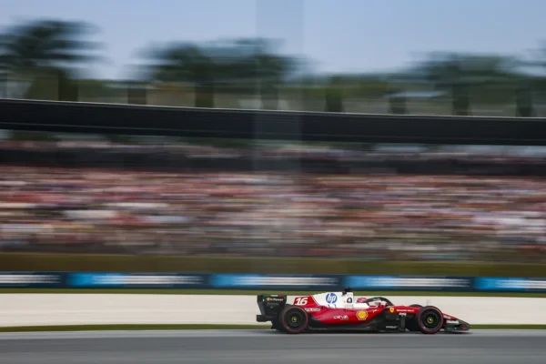 La Ferrari de Charles Leclerc sur le Circuit des Amériques lors des essais libres à Austin.