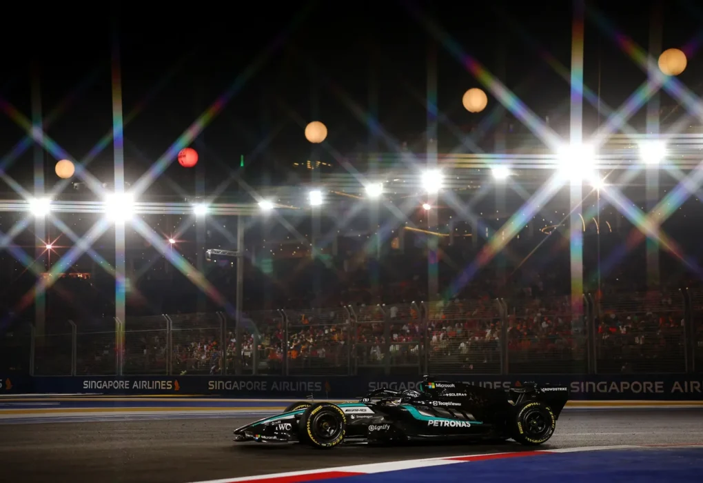 Une monoplace Mercedes de Formule 1 en piste.