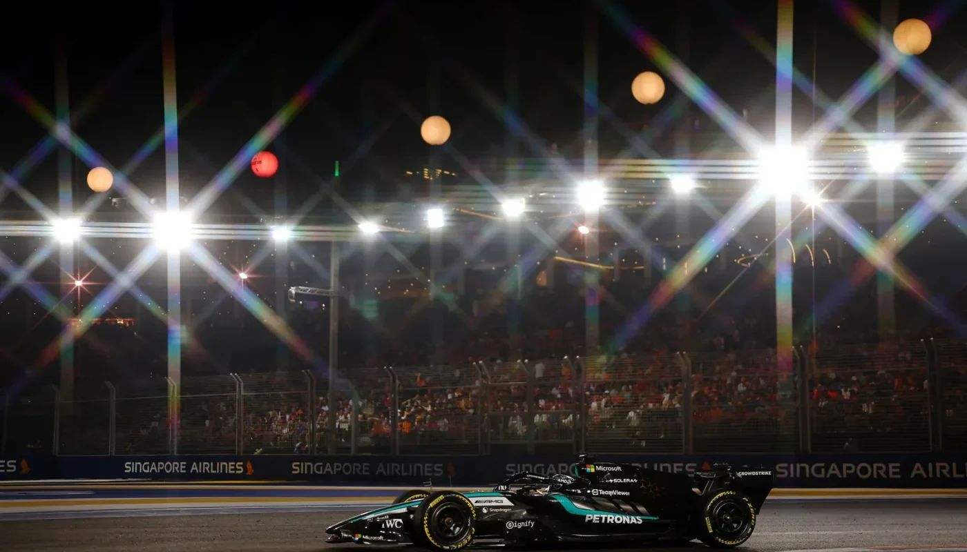 Une monoplace Mercedes de Formule 1 en piste.